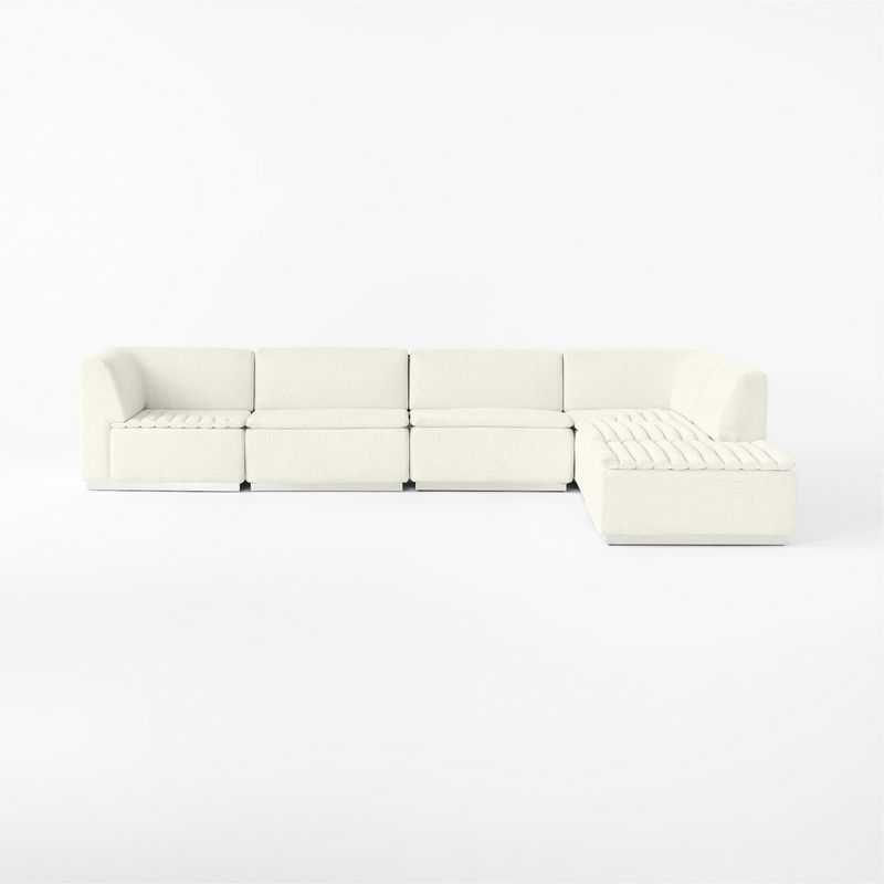 أريكة مُجزأة على شكل حرف L من 6 قطع، بلون عاجي من قماش الشنيلمصممة لتناسب المساحات الصغيرة، تتيح هذه الأريكة من تصميم نيكولاس عبيد تحقيق أكبر استفادة ممكنة من مساحتها. وترتكز على قاعدة مصقولة من الفولاذ المقاوم للصدأ، ويأتي المقعد بوسادة شبه منفصلة مزخرفة بخطوط ومغلفة بقماش الشنيل الناعم بلون عاجي . وتضمن الأريكة راحة فائقة، بتصميم وأقمشة عصرية تعكس الطابع الحديث. \ السعر : 26,040 درهم إماراتي \ 28,655 ريال سعودي