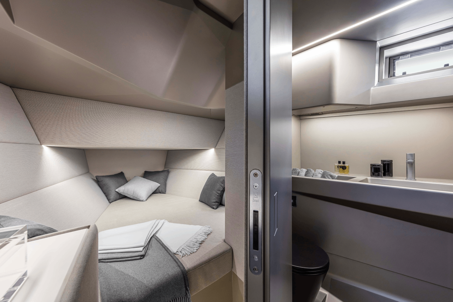 حمام واسع كامل التجهيز