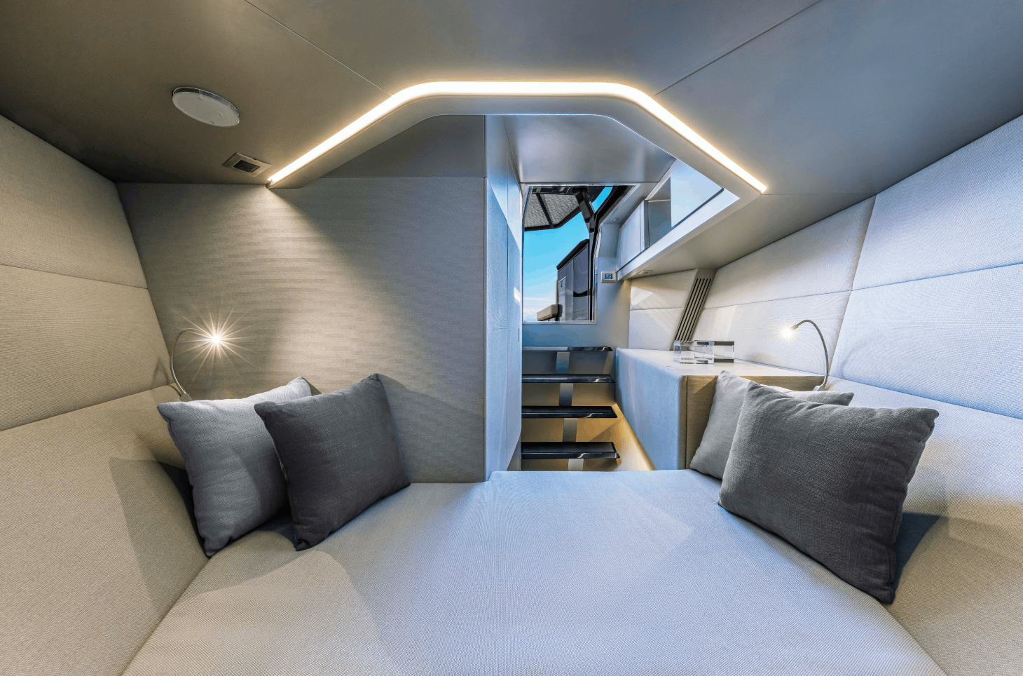 تتمكن الأقسام الداخلية للقارب من استيعاب شخصين بكل راحة