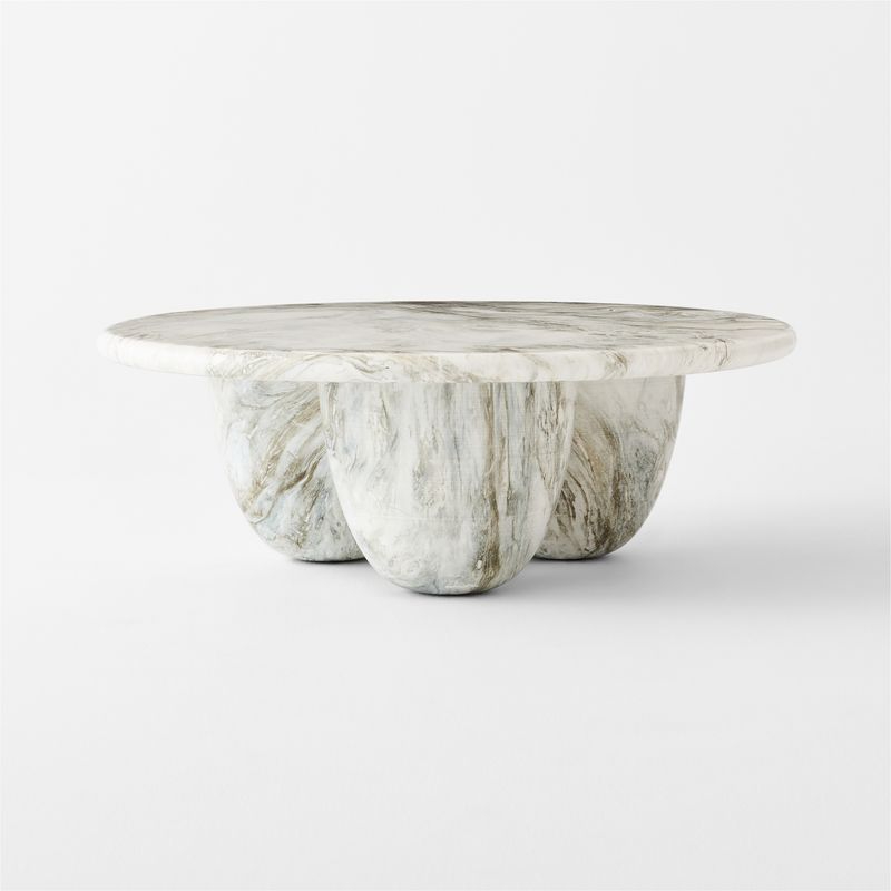 طاولة قهوة خارجية Cova مستديرة من الراتنج الرخاميمن جميع الزوايا، تتميز هذه الطاولة الخارجية بتصميم جريء وانسيابي من توقيع المصمم الفرنسي سام بارون. وتنتج تشطيباتها الرخامية من خلال عملية فنية فريدة، حيث يُغمس فيلم مطبوع في الماء، ثم يُغمس الراتنج المصبوب فيه، وعند إزالته تحتفظ الطاولة بنمط فريد. وبفضل هذا الأسلوب الفني، لا توجد قطعتان متطابقتان، مما يجعل كل طاولة قطعة فنية حصرية. السعر : \ 4,340 درهم إماراتي \ 4,750 ريال سعودي