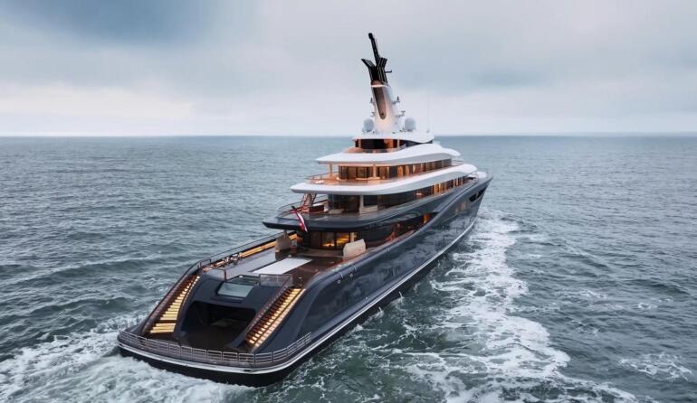 الملياردير الياباني يوساكو مايزاوا يخطو نحو المستقبل بيخته الفاخر "Cosmos"