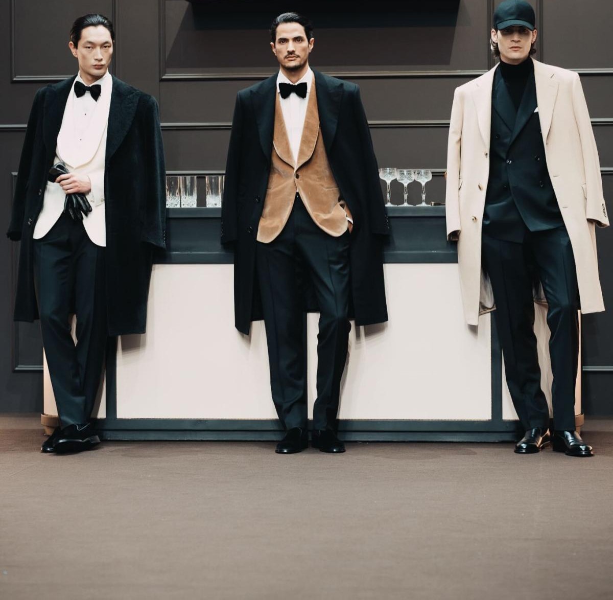 بدل رسمية أنيقة مع معاطف في تنسيق كلاسيكي