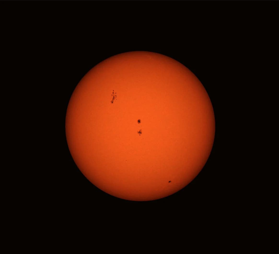 بقع شمسية ضخمة تُرصد في القصيم.. هل تقترب التوهّجات من الأرض؟