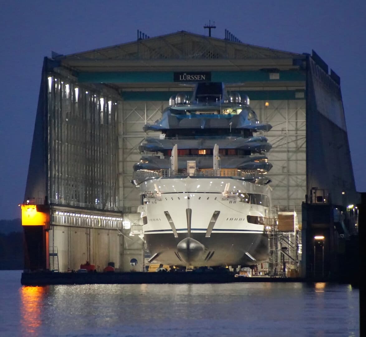 "Deep Blue".. اليخت الذي لا يعرف أحد ما يخفيه