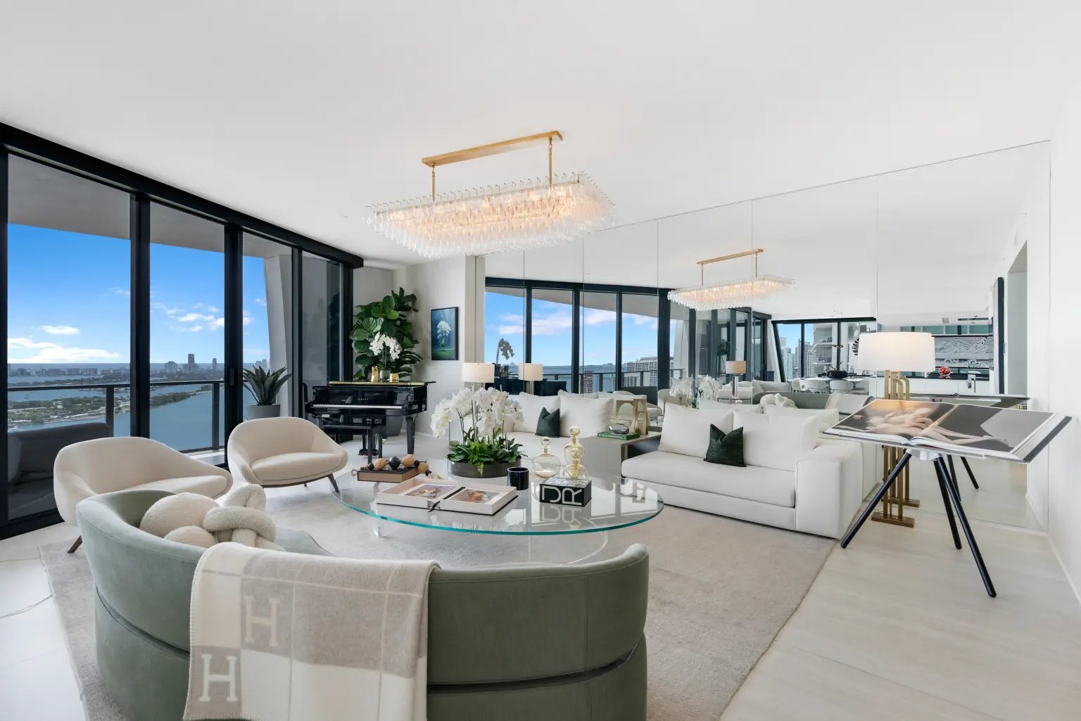 برج One Thousand Museum: منزل بتصميم استثنائي للبيع 