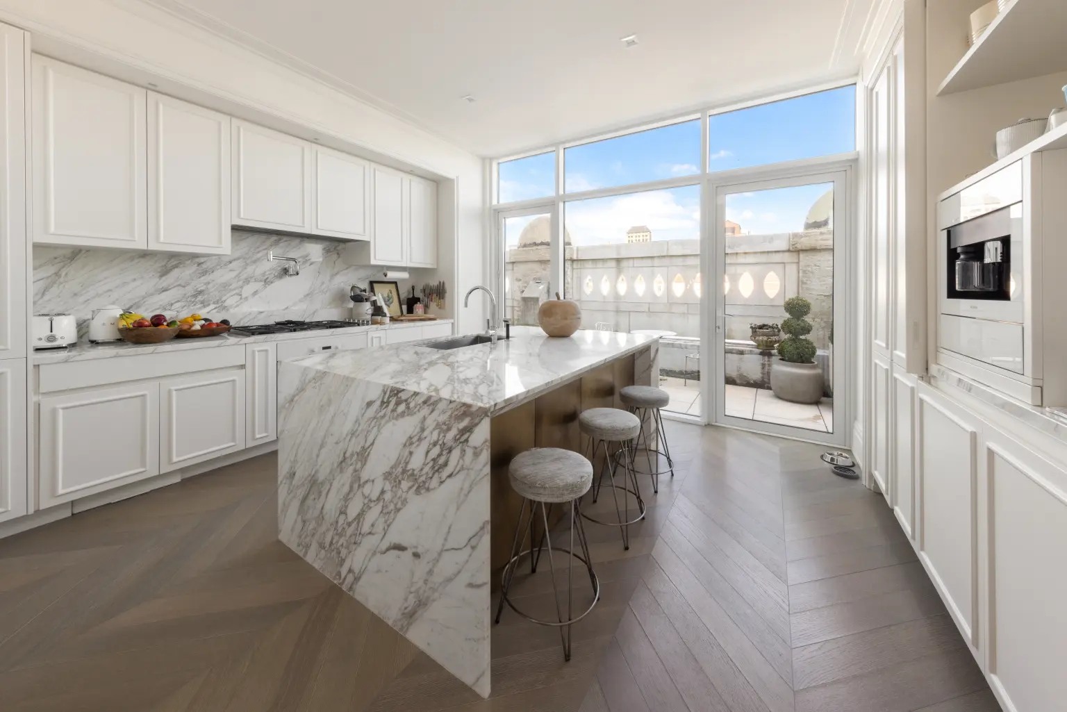 تفاصيل عن منزل سابرينا كاربنتر الفاخر في نيويورك بقيمة 9.95 مليون دولار