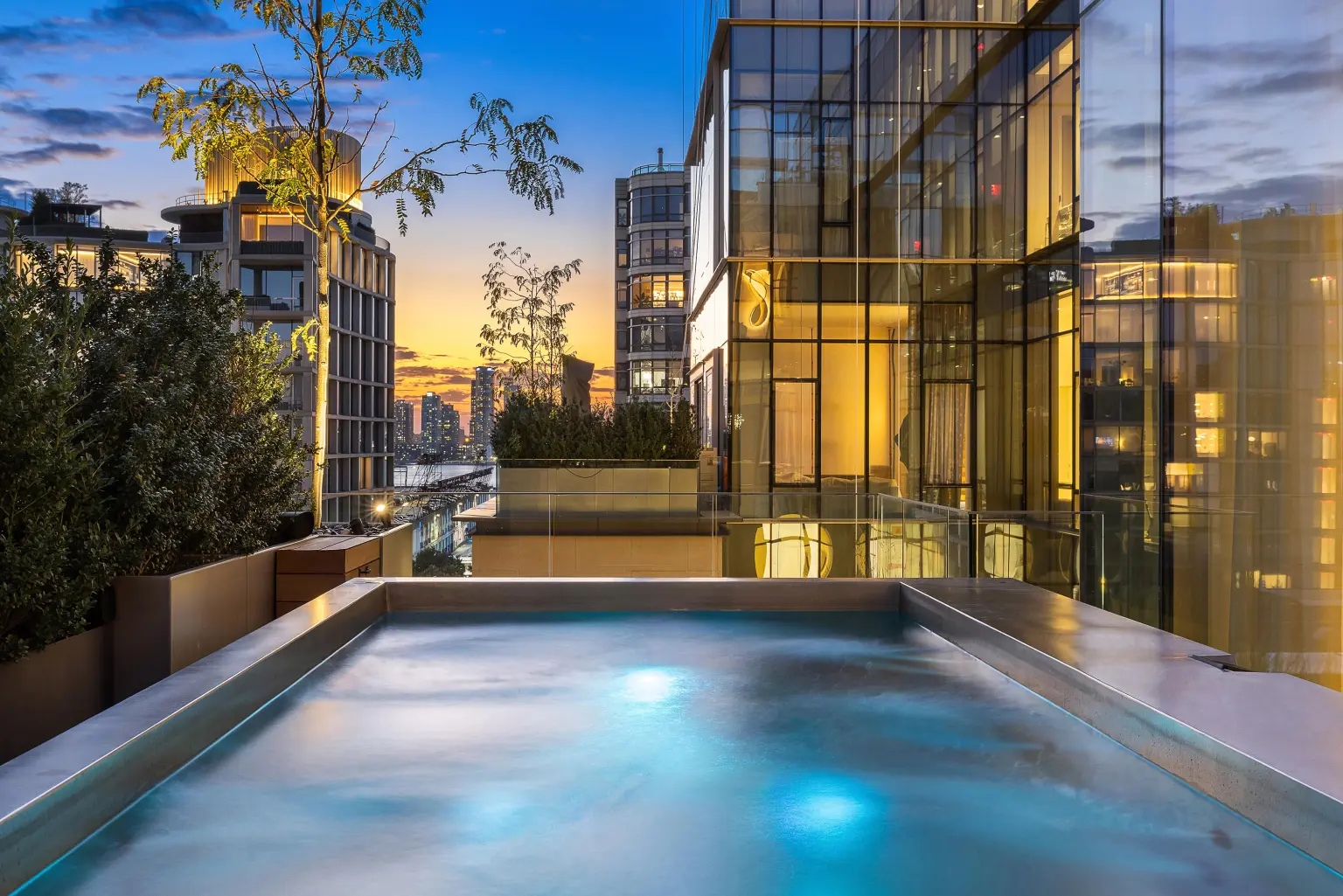 مسبح على السطح وجاكوزي: تفاصيل بانتهاوس كاين واريك الفاخر في نيويورك