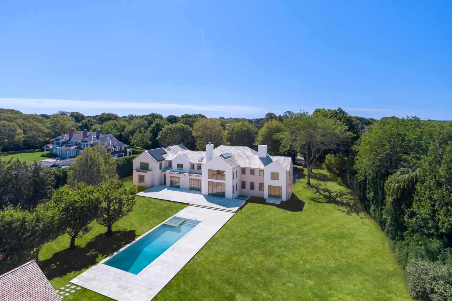 منزل براد بيت وأنجلينا جولي في هامبتونز.. تصميم عصري وسعر 35 مليون دولار