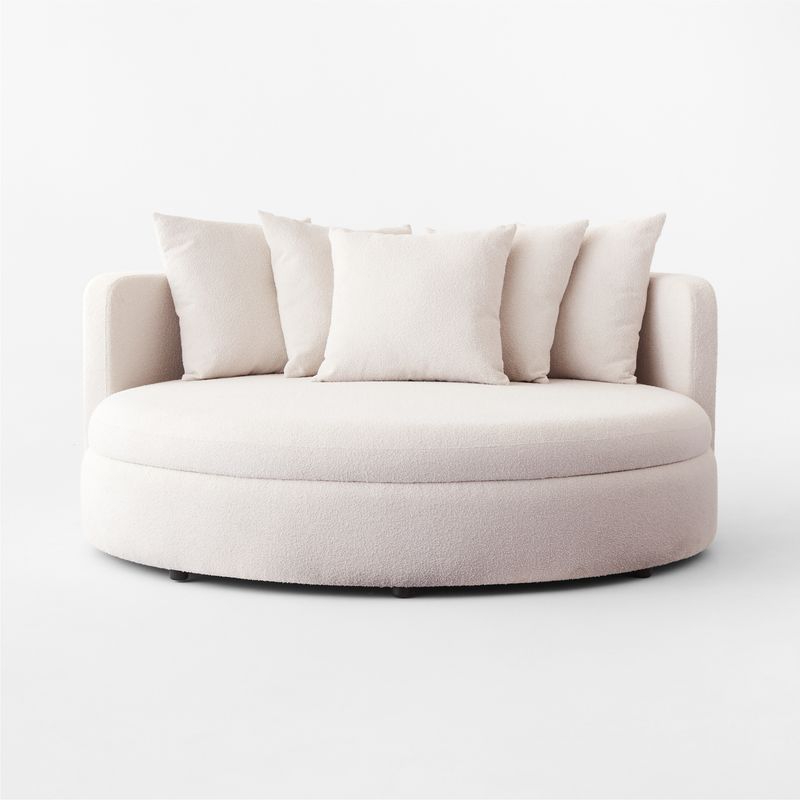 أريكة خارجية Lucie مغطاة بقماش البوكل باللون الأبيضتعيد هذه الأريكة الفسيحة من تصميم غونسالو كامبوس تصوّر تجربة الجلوس الخارجية. وتمنح أبعادها الواسعة مساحة للاسترخاء بجانب المسبح أو على الشرفة، مع خمسة وسائد للاسترخاء. وتأتي الأريكة مغطاة بقماش بوكليه مقاوم للعوامل الجوية ومصبوغ بطريقة التحمل الطويل، لتكون مكاناً أنيقاً ومريحاً للاستمتاع بأمسيات مشمسة تحت الشمس أو ليالي مضاءة بالنجوم. \ السعر : 12,055 درهم إماراتي \  13,205 ريال سعودي