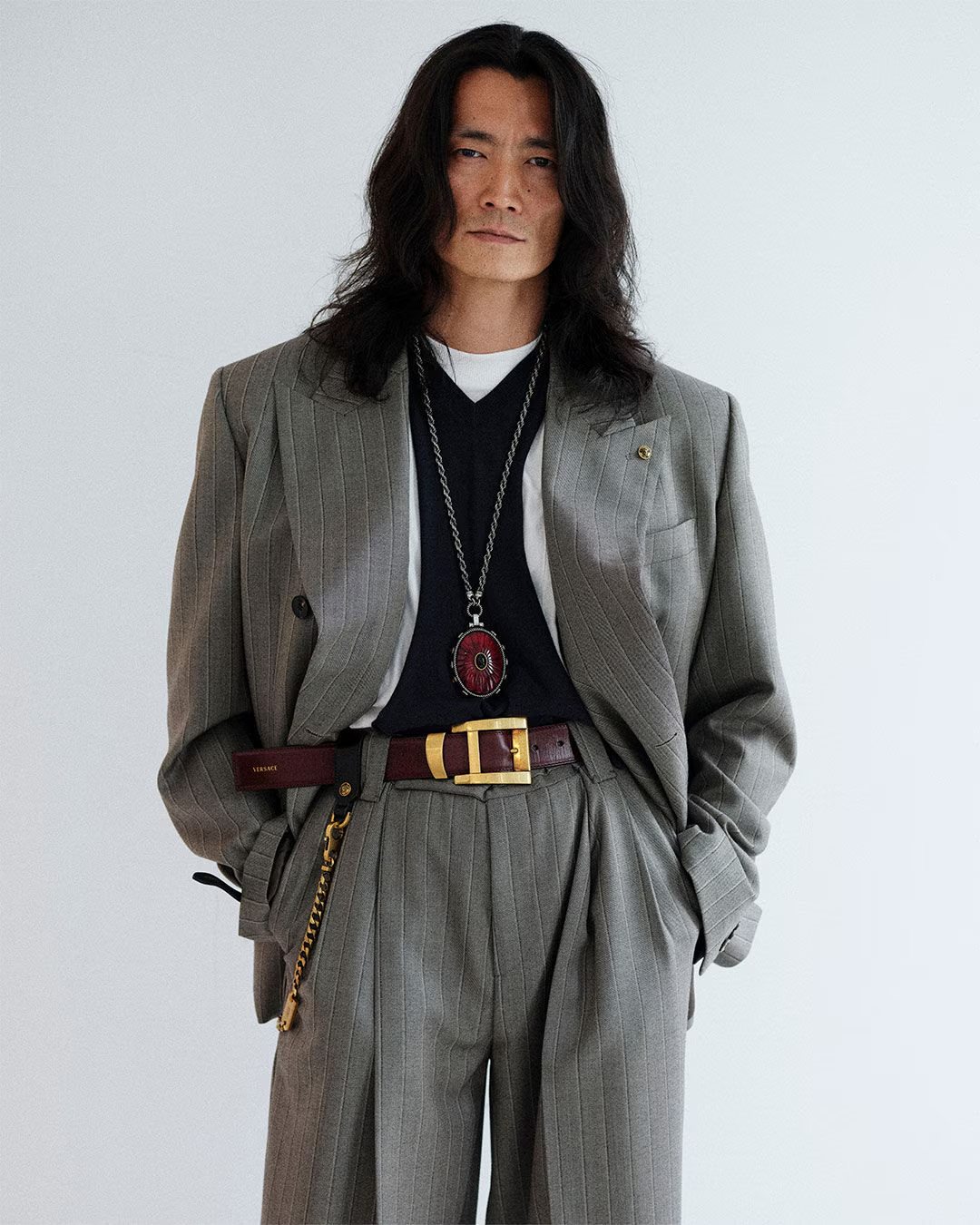 إطلالة رجالية من عرض ربيع وصيف 2026 من فيرساتشي - المصدر: Versace