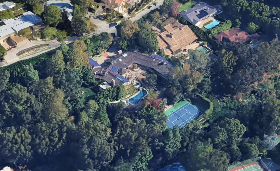 بعد تعثر صفقة البيع..جيم كاري" يُخفض سعر قصره  إلى 18.75 مليون دولار 