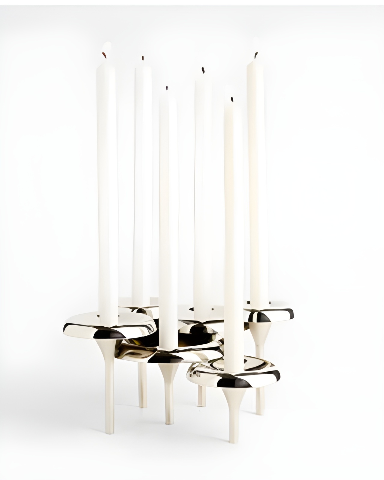 شمعدان Aura القصير من النحاس المطلي بالنيكل – من تصميم دانيال همبإلهام من لمسة الطعام المثالية المقدمة في كميات صغيرة من الصلصة، تتوّج أشكال ناعمة ومستديرة السيقان المخروطية لتشكّل هذا الشمعدان متعدد المستويات. ويمكنه احتواء ما يصل إلى ستة شموع، ويعكس النحاس ضوء الشموع المتراقص بتشطيب من النيكل اللامع، ليكشف عن لوحة طاولة مذهلة تجمع بين الجمال العصري والأناقة الحديثة. \ السعر : 1,735 درهم إماراتي \ 1,899 ريال سعودي