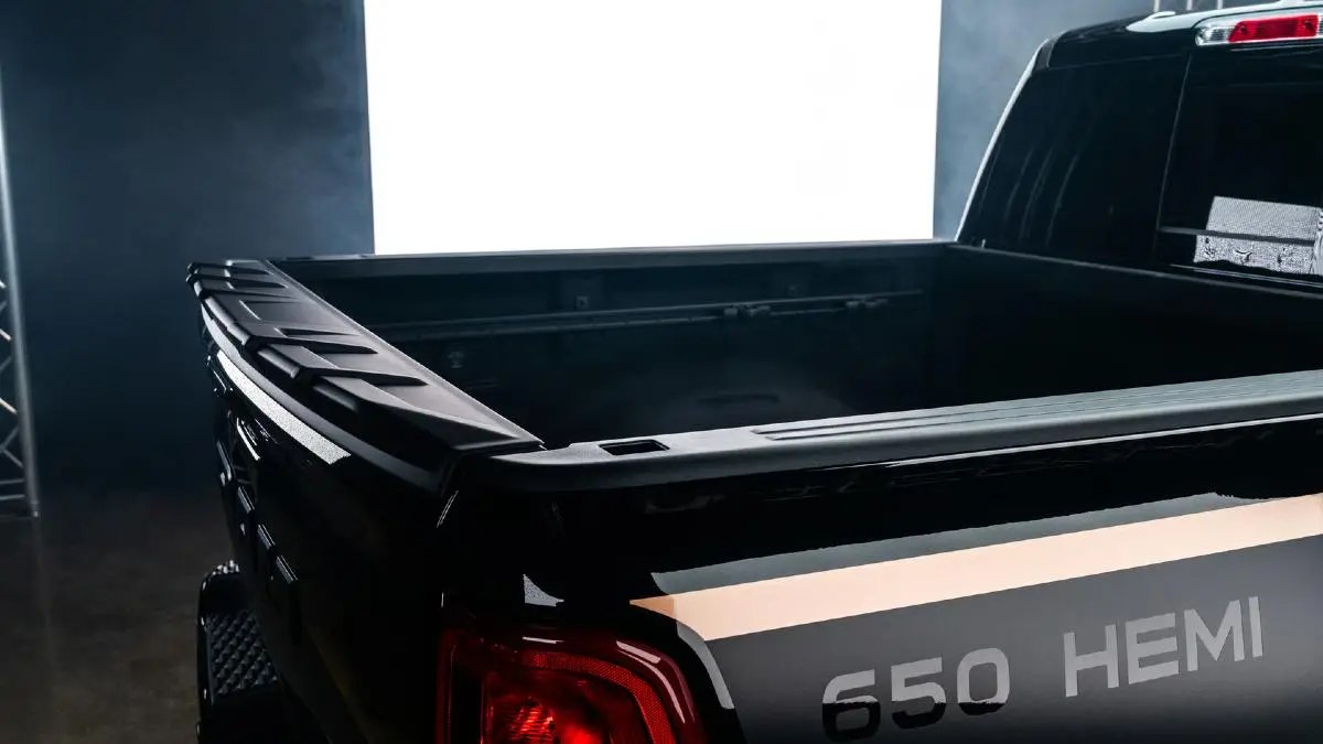  Ram 1500 Lowered تعود بروح التسعينات: أداء فائق وتحديثات من Mopar وFox (فيديو)