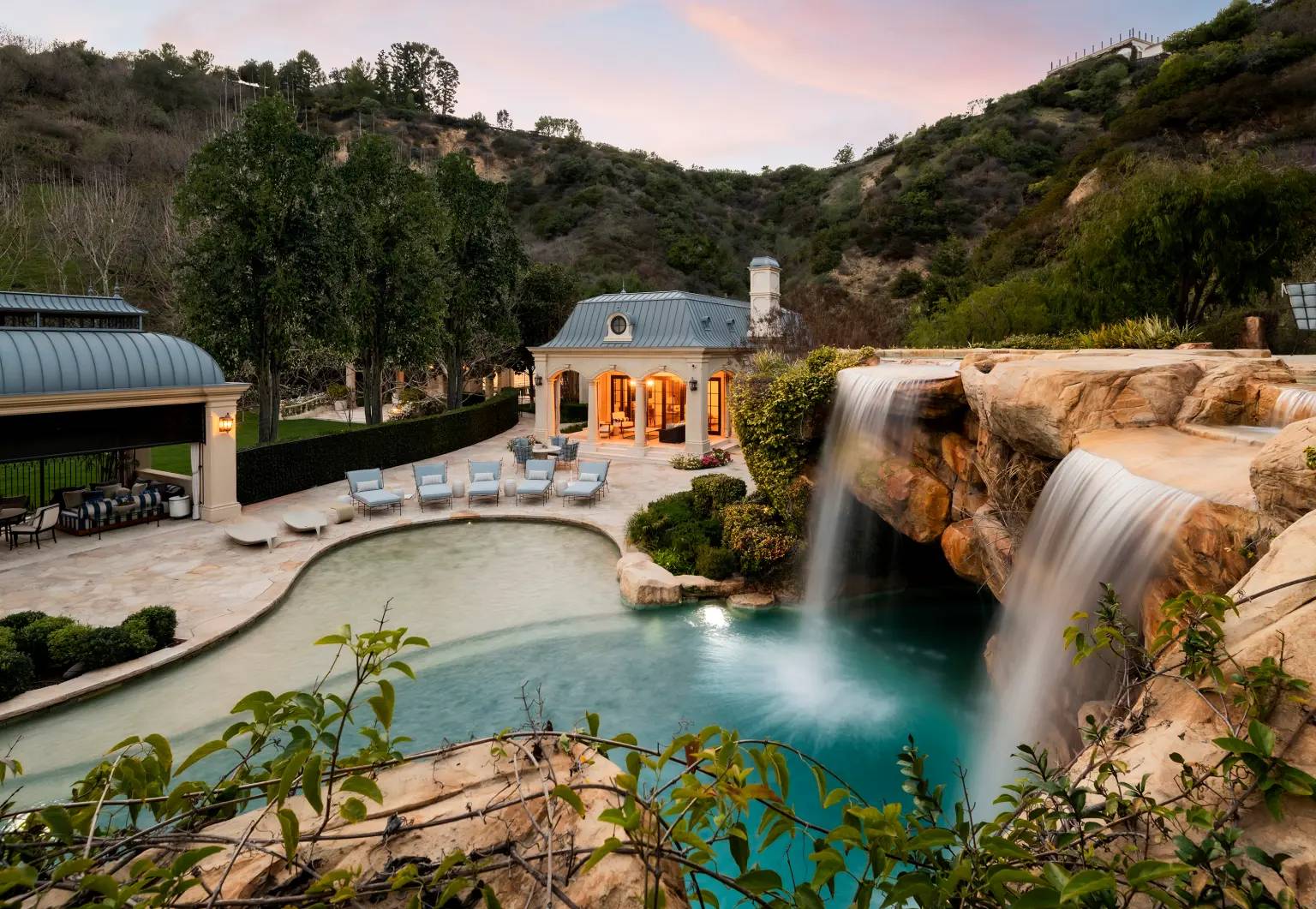 باريس هيلتون تشتري أغلى قصر في يونيو