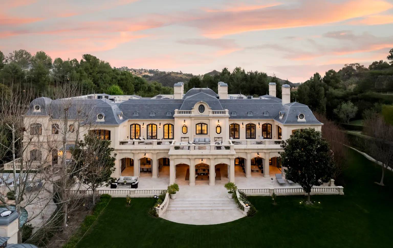 باريس هيلتون تشتري أغلى قصر في يونيو