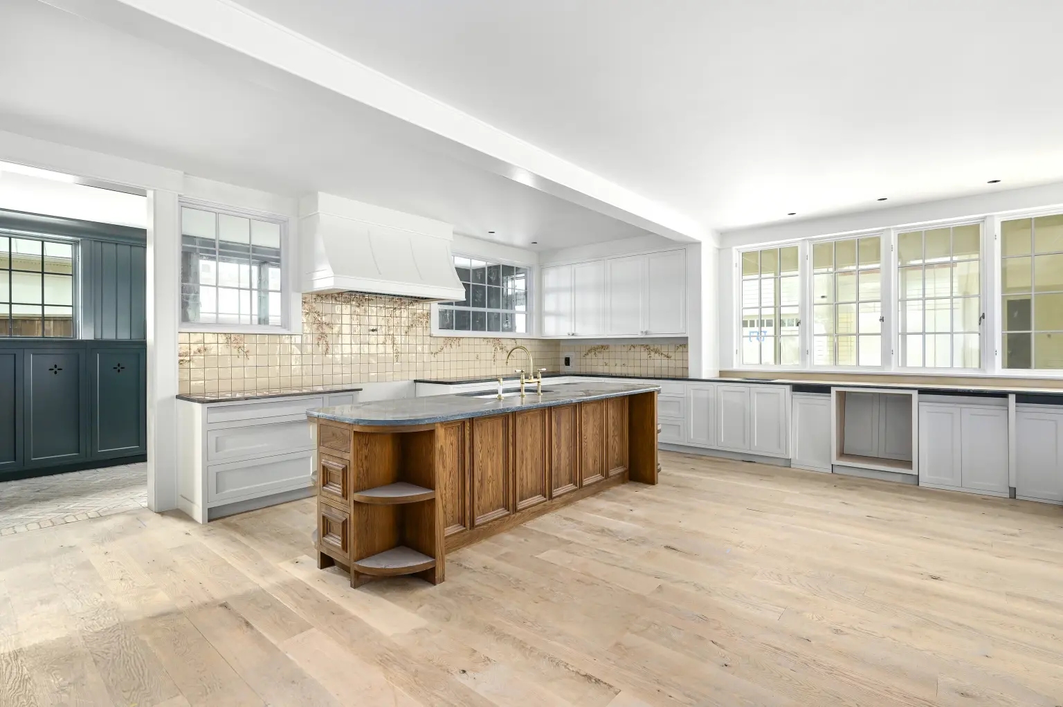 إيما ستون تعرض قصرها في أوستن للبيع مقابل 26.5 مليون دولار