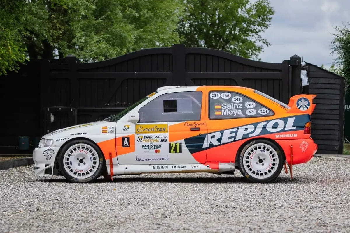 من فوز تاريخي إلى مزاد سيلفرستون: فورد إسكورت WRC الأسطورية لكارلوس ساينز للبيع