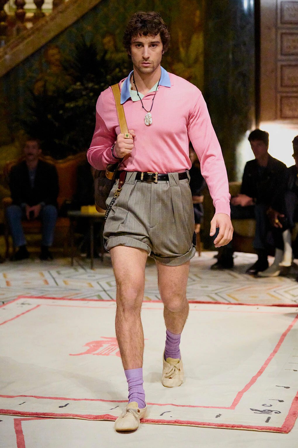 إطلالة رجالية من عرض ربيع وصيف 2026 من فيرساتشي - المصدر: Versace