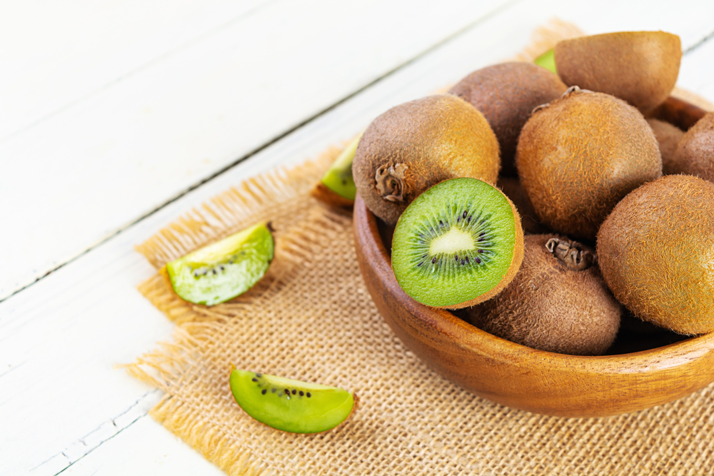 وداعًا للتفاح: تعرف على الفاكهة التي تمنحك صحة أفضل وقشرتها صالحة للأكل!