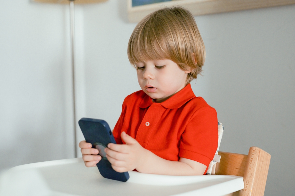 8 قواعد لاستخدام الهاتف للأطفال وفق مسؤول أمني سابق في فيسبوك