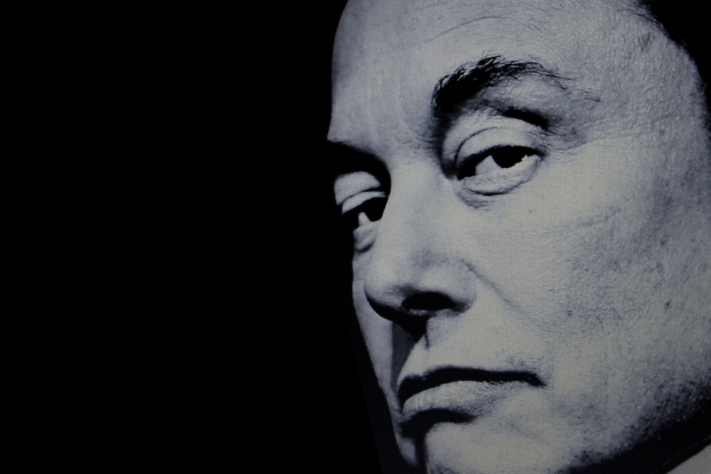 خطوة واحدة تفصل ماسك عن التاريخ: التريليون دولار في مرمى الأنظار