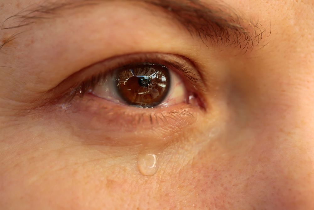 دموع الرجال أكثر تصديقًا: هل البكاء أصبح سلاحًا اجتماعيًا؟