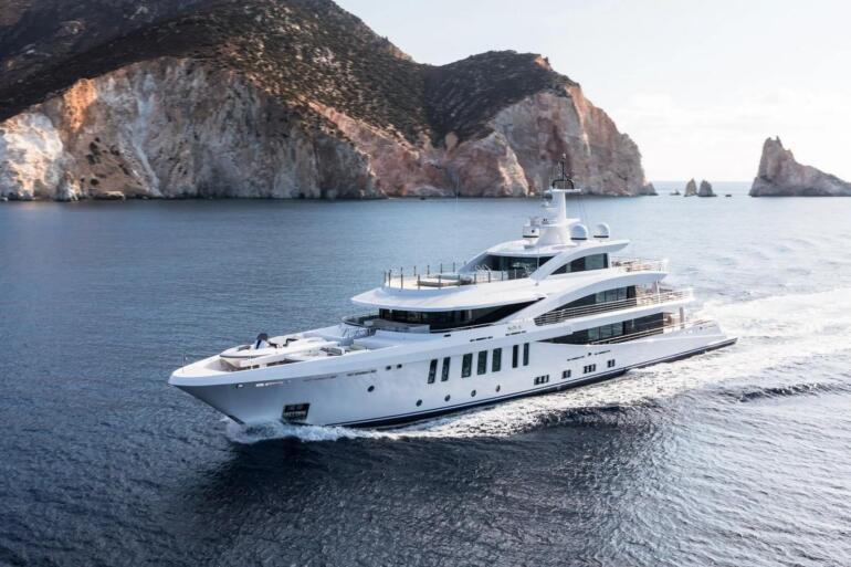 الملياردير البرازيلي مارينيو يكرّم والدته بيخت Stella M الفاخر