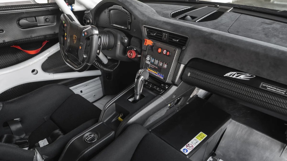 أسطورة فيرستابن على أربع عجلات.. بورشه 911 GT2 RS Clubsport للبيع