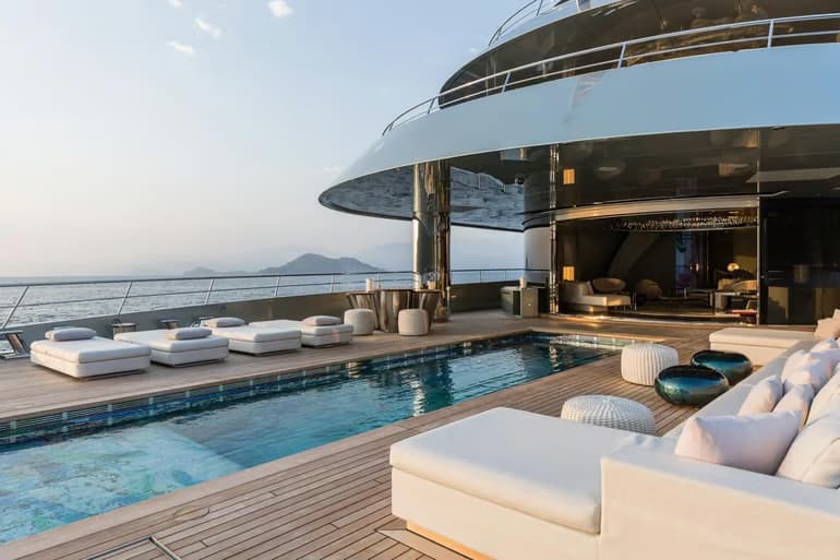 صاحب قواعد صارمة..يخت سافانا بـ140 مليون يظهر في فيلم "(The Woman in Cabin 10" (فيديو)