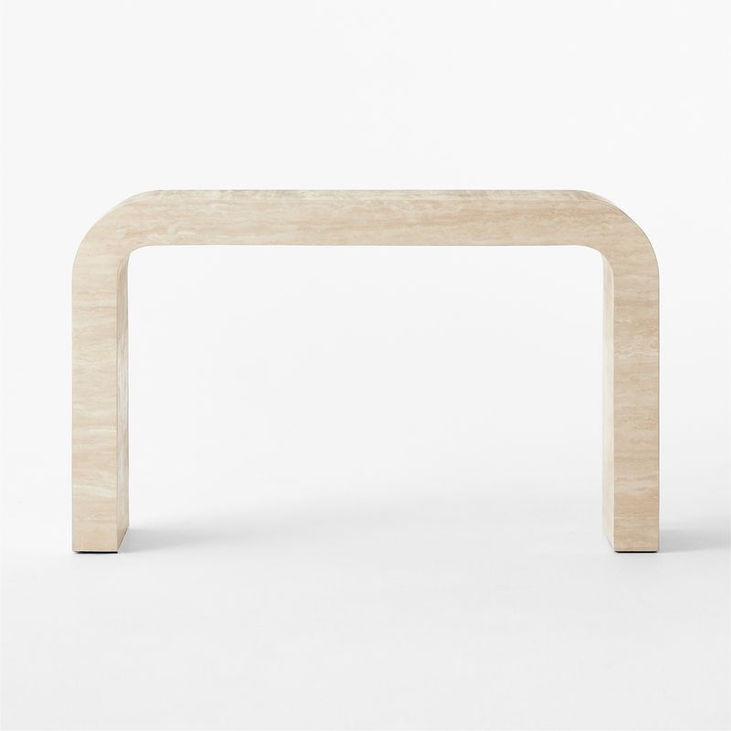 طاولة كونسول Crescent بقياس 52 بوصة من الترافرتينمستوحاة من الخطوط الحديثة والمواد المميزة لسبعينيات القرن الماضي، تعرض هذه الطاولة الملفتة جمال الترافرتين التركي الطبيعي، الذي يُقطع بعناية إلى ألواح فائقة النحافة ويتم ثنيها ببراعة لتغليف الإطار الخشبي للطاولة. \ السعر : 6,270 درهم إماراتي \ 6,865 ريال سعودي