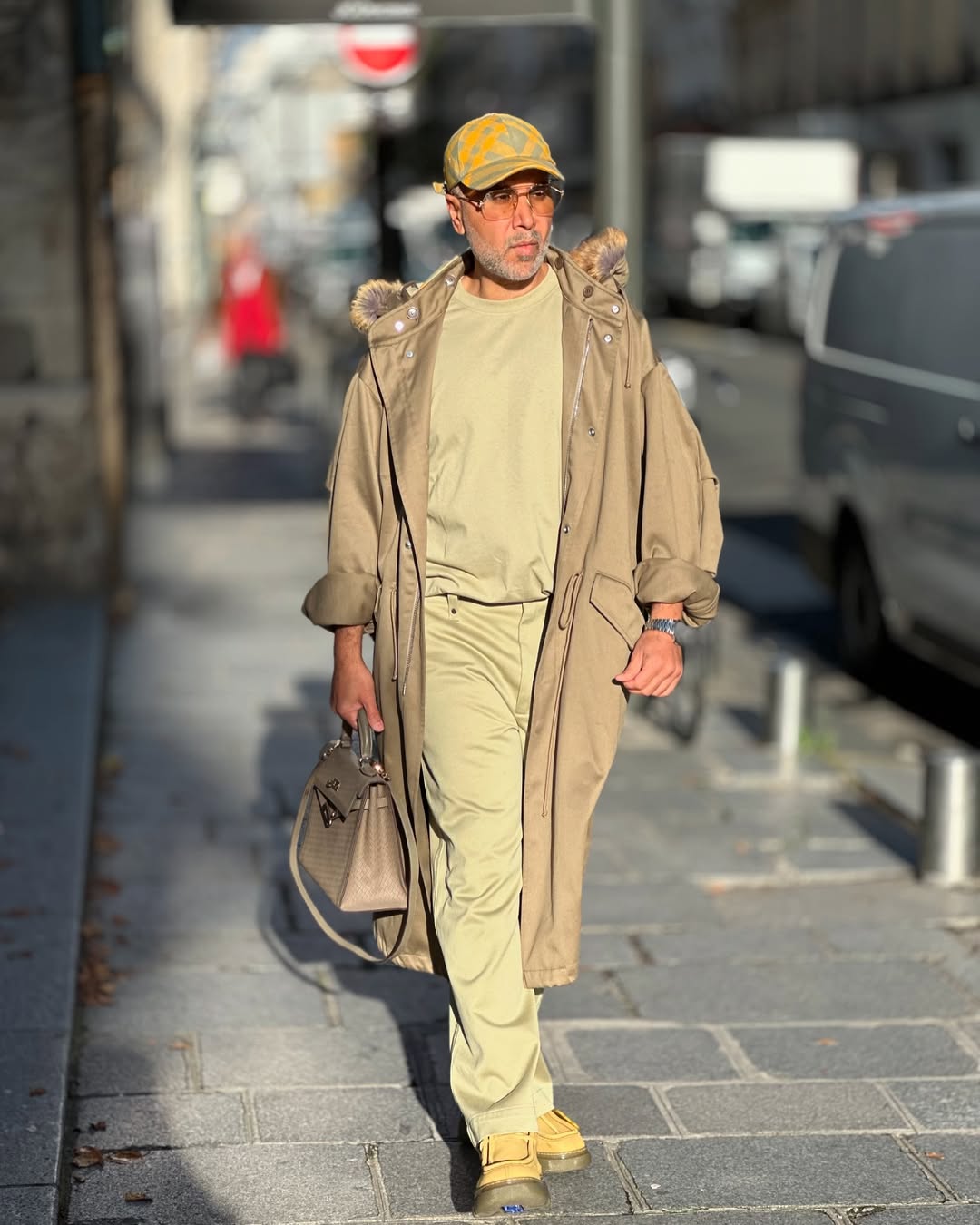 مؤثّر الموضة وائل آبُل يرتدي حقيبة كيلي من علامة هيرمس Hermes