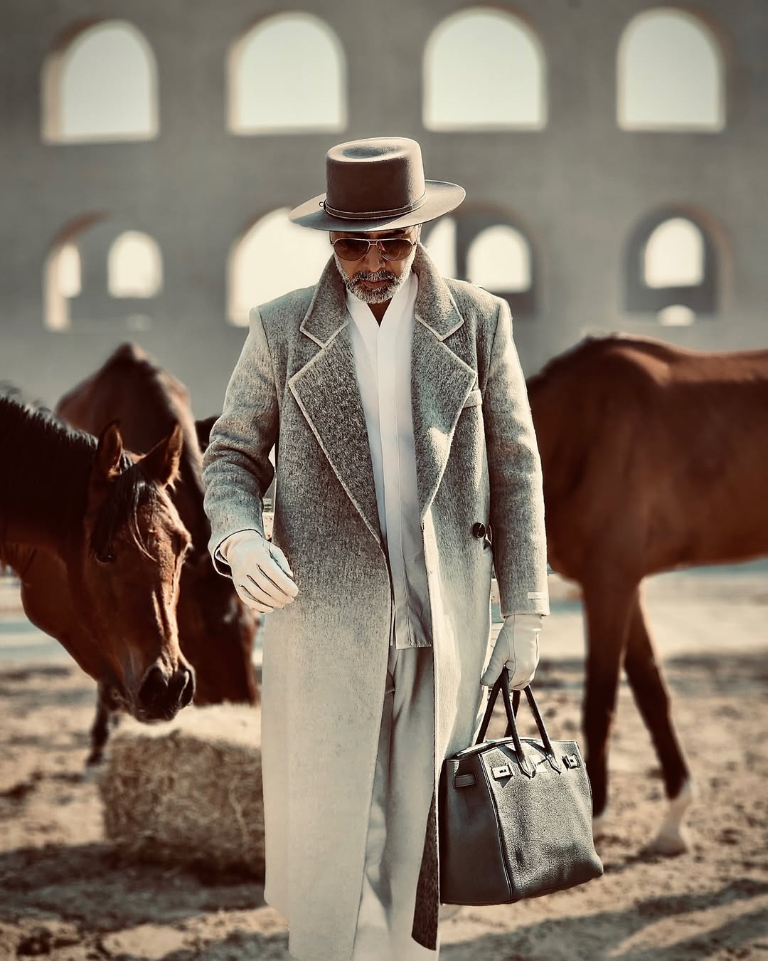 مؤثّر الموضة وائل آبُل يرتدي حقيبة بيركن من علامة هيرمس Hermes