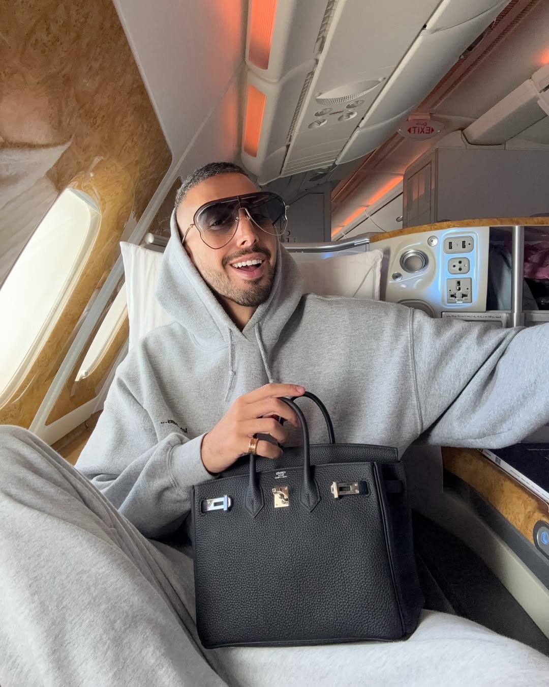 مؤثّر الموضة مستر موودز يرتدي حقيبة بيركن من علامة هيرمس Hermes