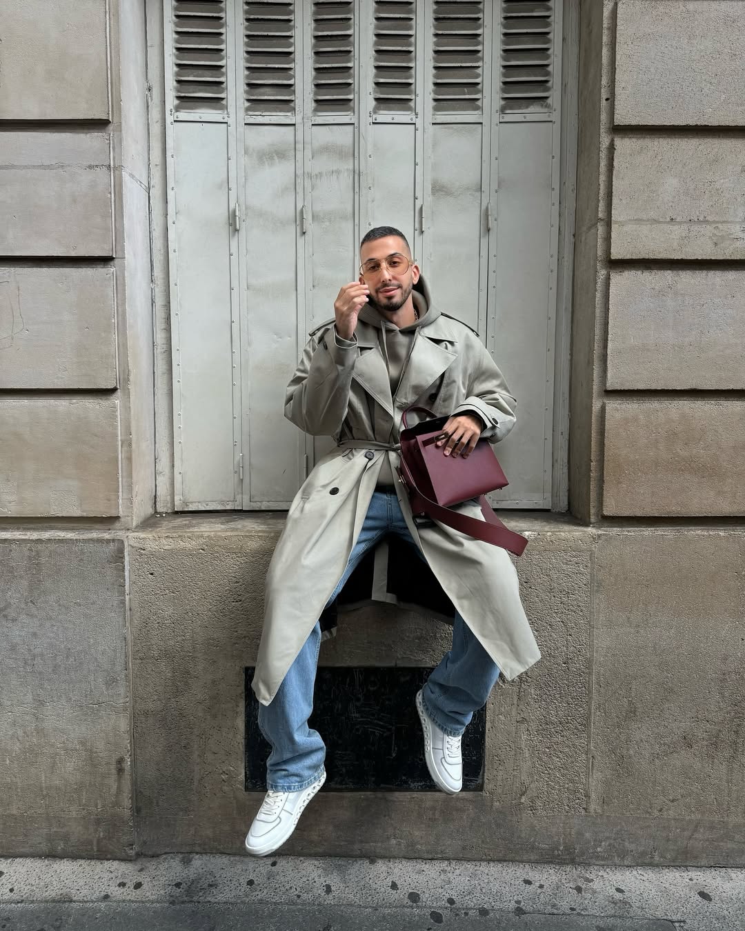 مؤثّر الموضة مستر موودز يرتدي حقيبة كيلي من علامة هيرمس Hermes