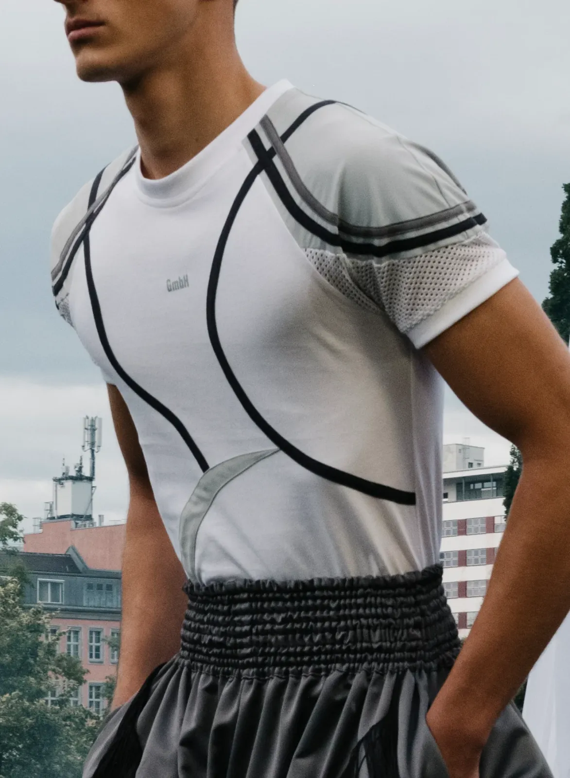 إطلالة مع قميص T-Shirt رياضي من عرض ازياء علامة جي ام بي اتش GmbH