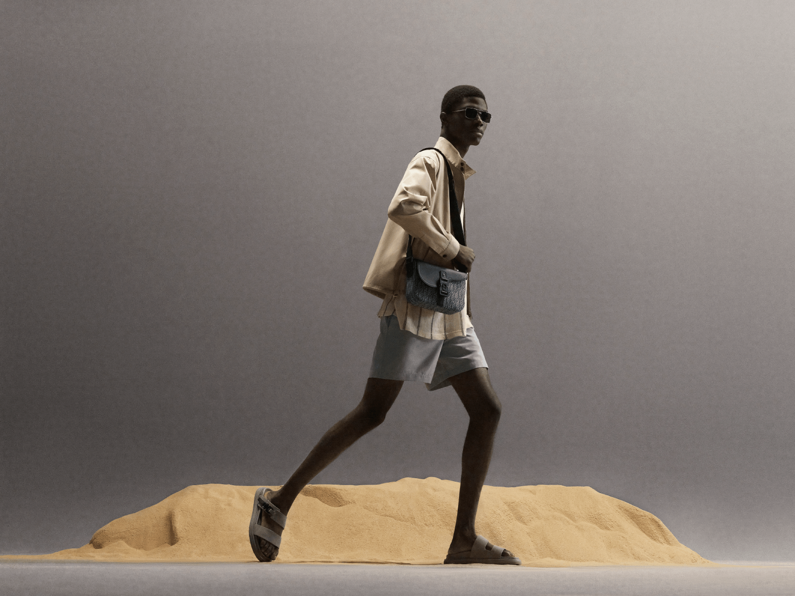  للرجل الديناميكي والعصري لا شك في أن سروالًا قصيرًا عصريًا مرفقًا مع قميص مخطط وسترة أحادية اللون، ترسم تناغمًا لطيفًا يكتمل مع باقة لونية مناسبة من مجموعة Dior Essentials من Dior