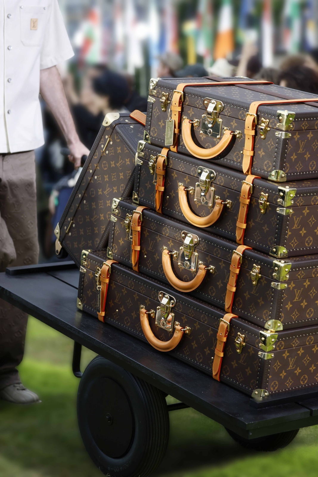تجسد حقائب السفر الفاخرة من Louis Vuitton قمة الفخامة بأحجامها المختلفة وتفاصيلها العملية الدقيقة وموادها عالية الجودة، ومعها تصبح الرحلات أجمل