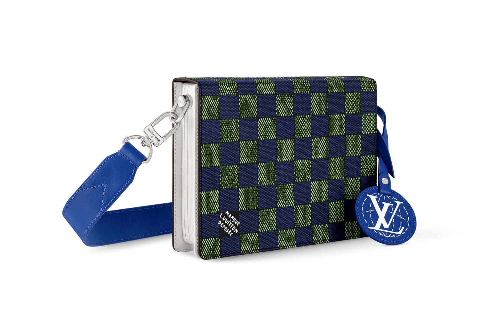حقيبة Book Messenger من Louis Vuitton منفدة بقماش Damier Heritage باللونين الأزرق والأخضر، فهي متعددة الاستخدامات بفضل حزامها الجلدي القابل للإزالة، ويمكن حملها على الكتف أو العنق. وعند حملها باليد كحقيبة صغيرة، فهي توحي بأنها كتاب مغلق
