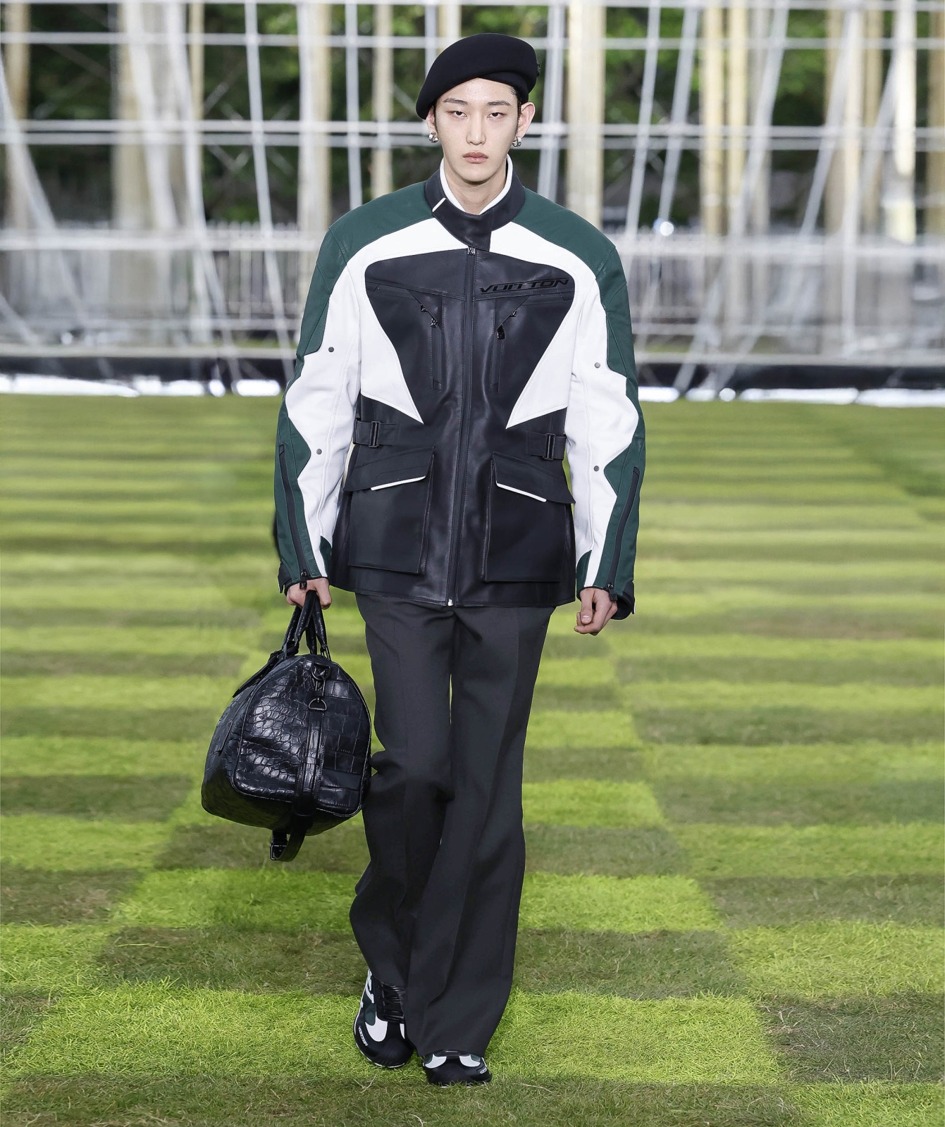 التجدد والثقة في إطلالة Louis Vuitton فائقة التميز التي تتألق عبر دمج لوني وقصات جاذبة