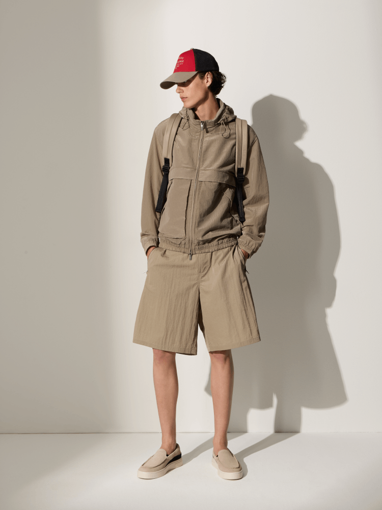  السروال البني يفرض نفسه في هذا الصيف، وبإلحاقه مع قبعة بيسبول عصرية وسترة مميزة صيفية لملاقاة أنفاس الجبل الباردة الليلية على تلال الجبال، ترتسم إطلالة، لا أجمل منها، بأسلوب Armani Exchange