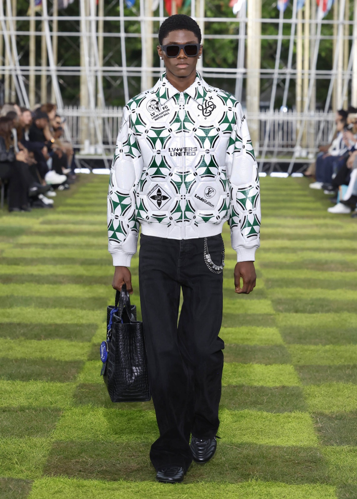 نهج الإبداع تختصره هذه الإطلالة من Louis Vuitton، وتتفوق في هويتها وأسلوبها