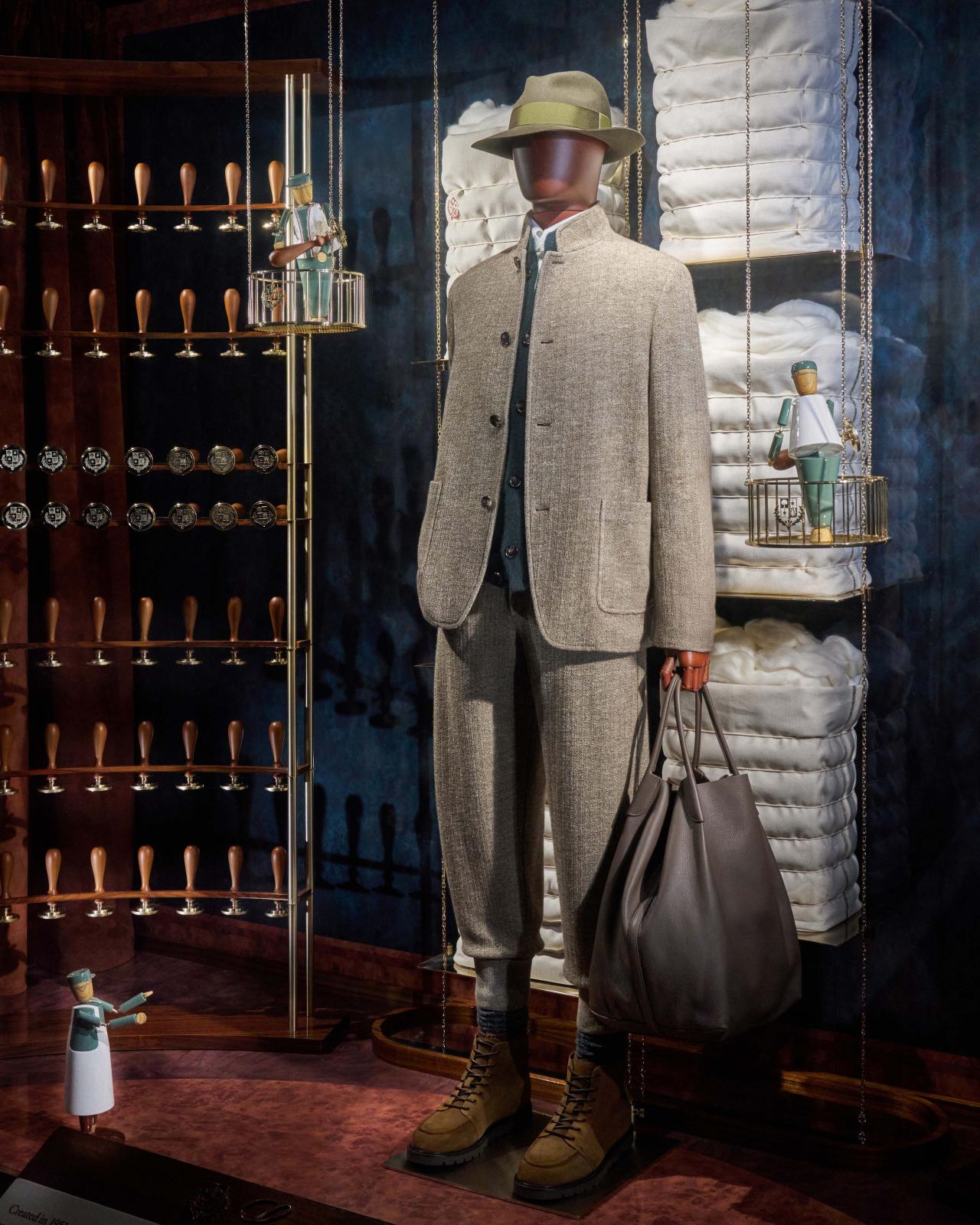 للرجل المميز تصاميم من Loro Piana تتألق ضمن واجهات Bergdorf Goodman العريقة