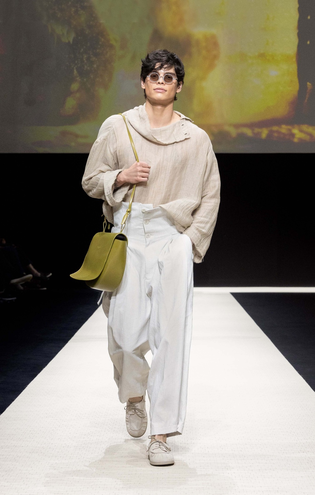 إطلالة من Emporio Armani توثق أهمية النظارات وحقيبة الكتف في صياغة مظهر متجدد وحيوي في قلب الصيف