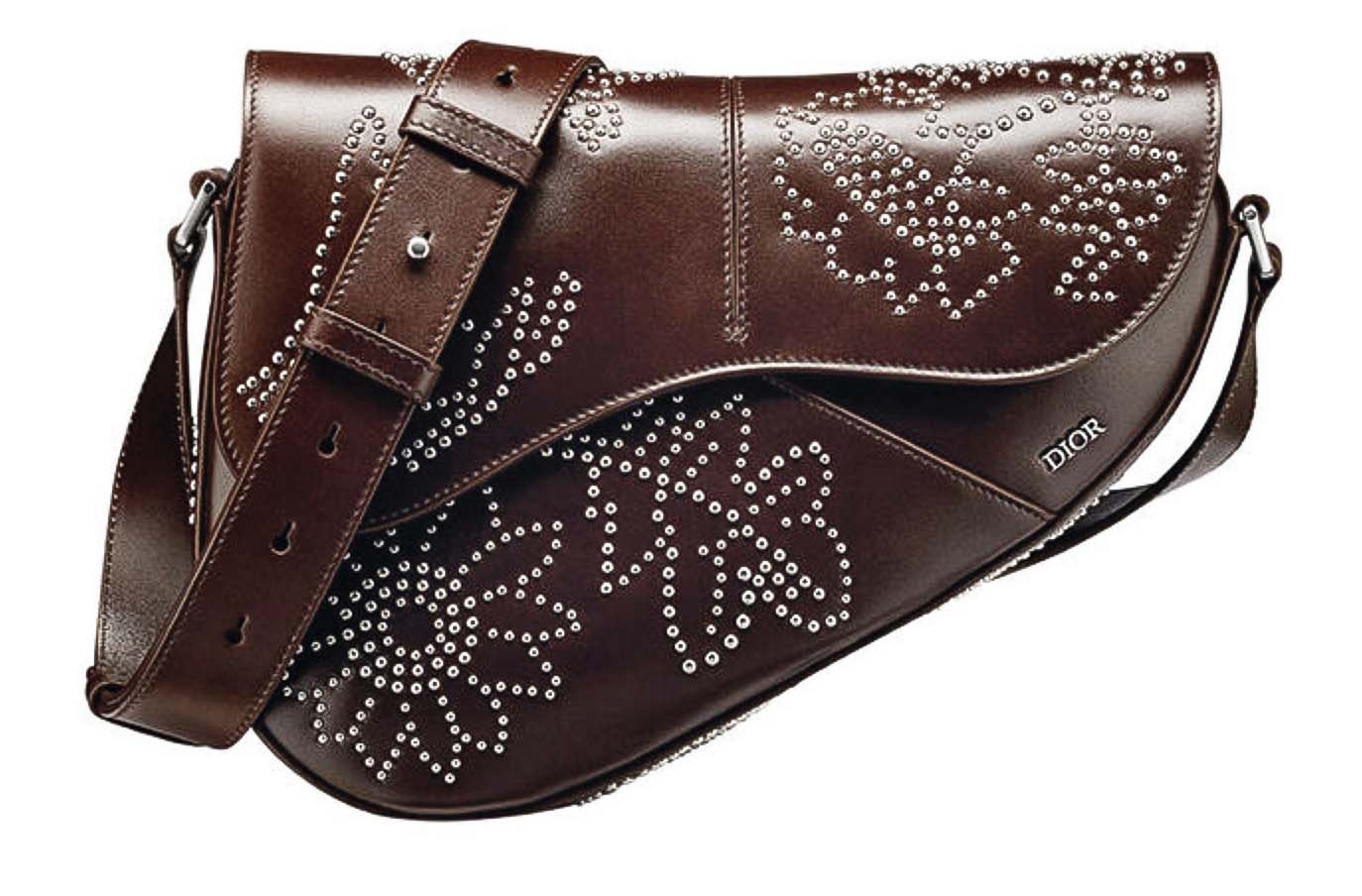 حقيبة Saddle من Dior باللون البني الداكن، تليق بإطلالات الصيف المعززة بتأثيرات الألوان الترابية والطبيعية، وغيرها من الباقات اللونية