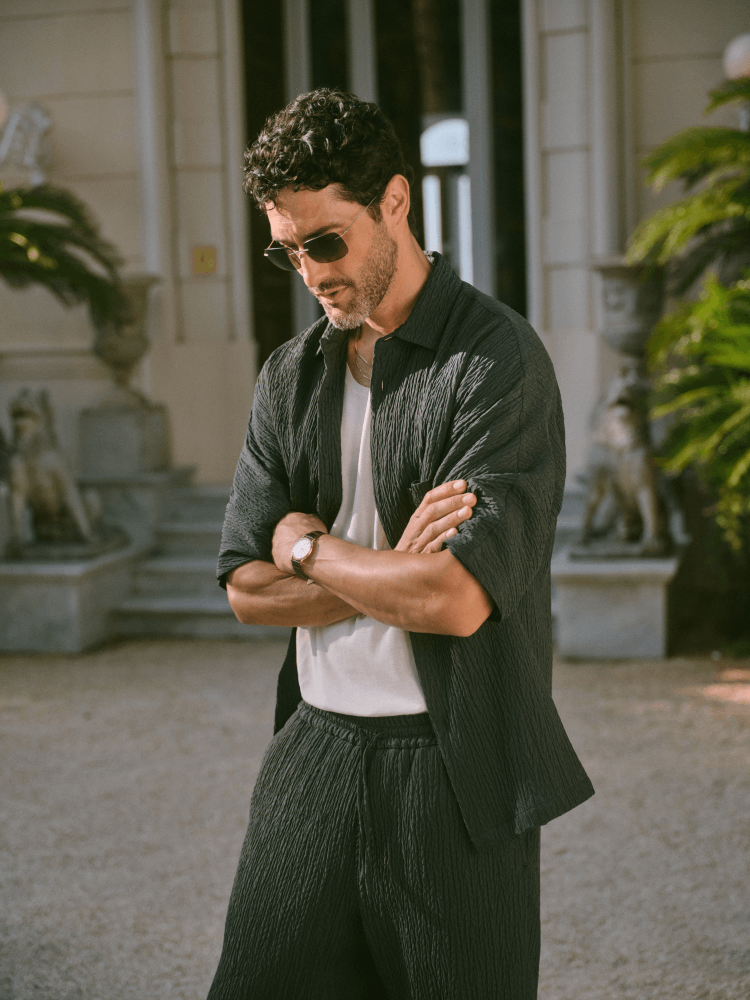 إطلالة صيفية من مجموعة Giorgio Armani & Kith جاذبة بتباينها الآسر، يلتقي فيها اللون الأبيض بنقاوته والأسود بصرامته في تناغم لا يعرف التكلف. 