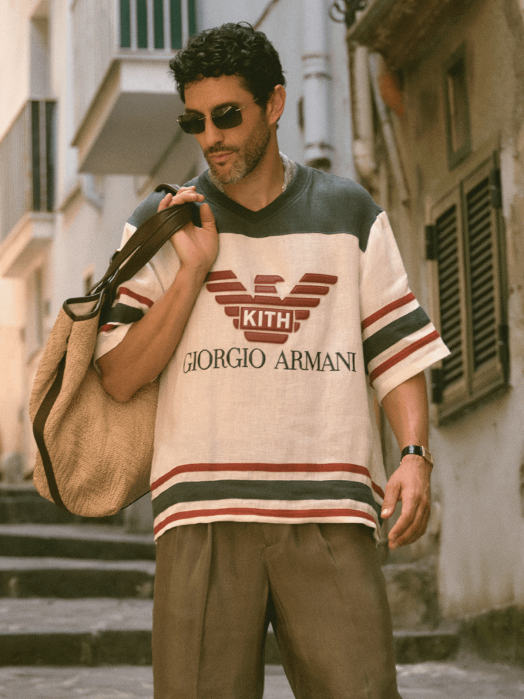  كنزة عصرية صيفية من مجموعة Giorgio Armani & Kith مزودة باسم العلامتين وبخطوط أفقية متقنة