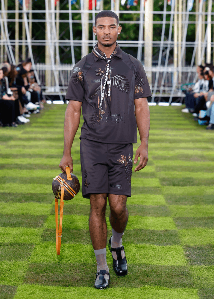 وهج الصيف ترسمه علامة Louis Vuitton على طريقتها في هذه الإطلالة العصرية والأنيقة.