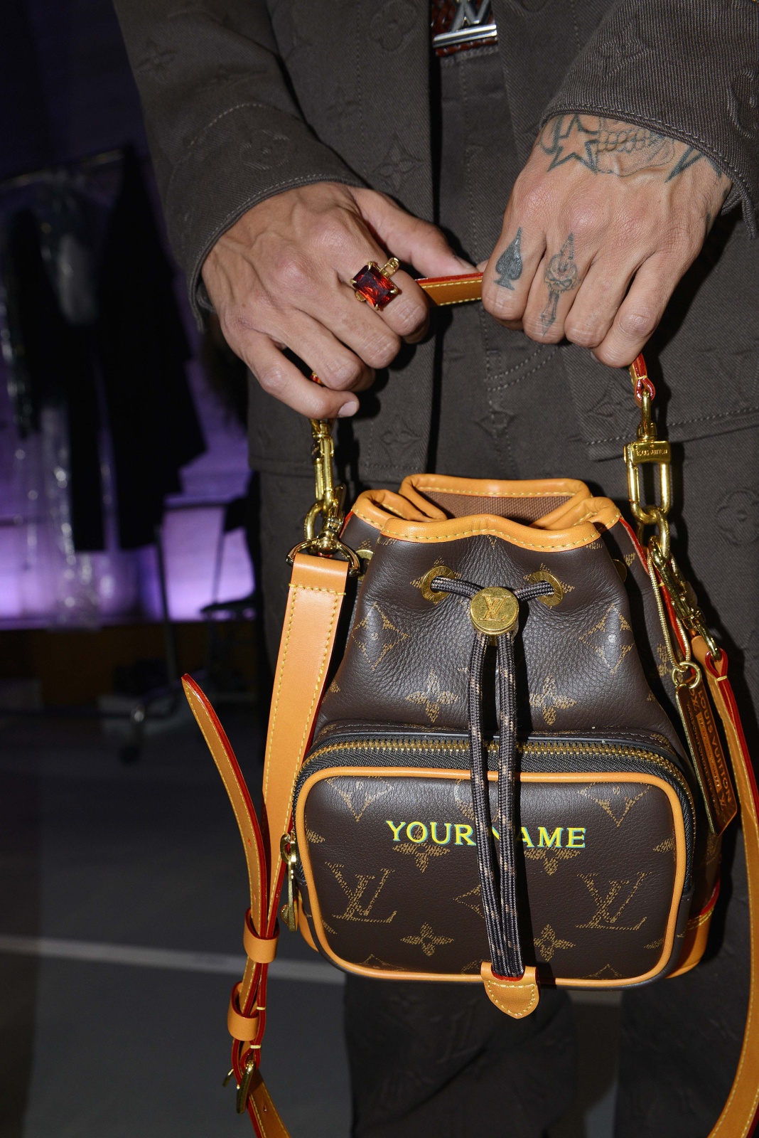 حقيبة صغيرة الحجم من Louis Vuitton تخاطب الرجل الجريء والمتميز، الذي يبحث عن التجدد في إكسسواراته، لإكمال إطلالته برقي وأناقة