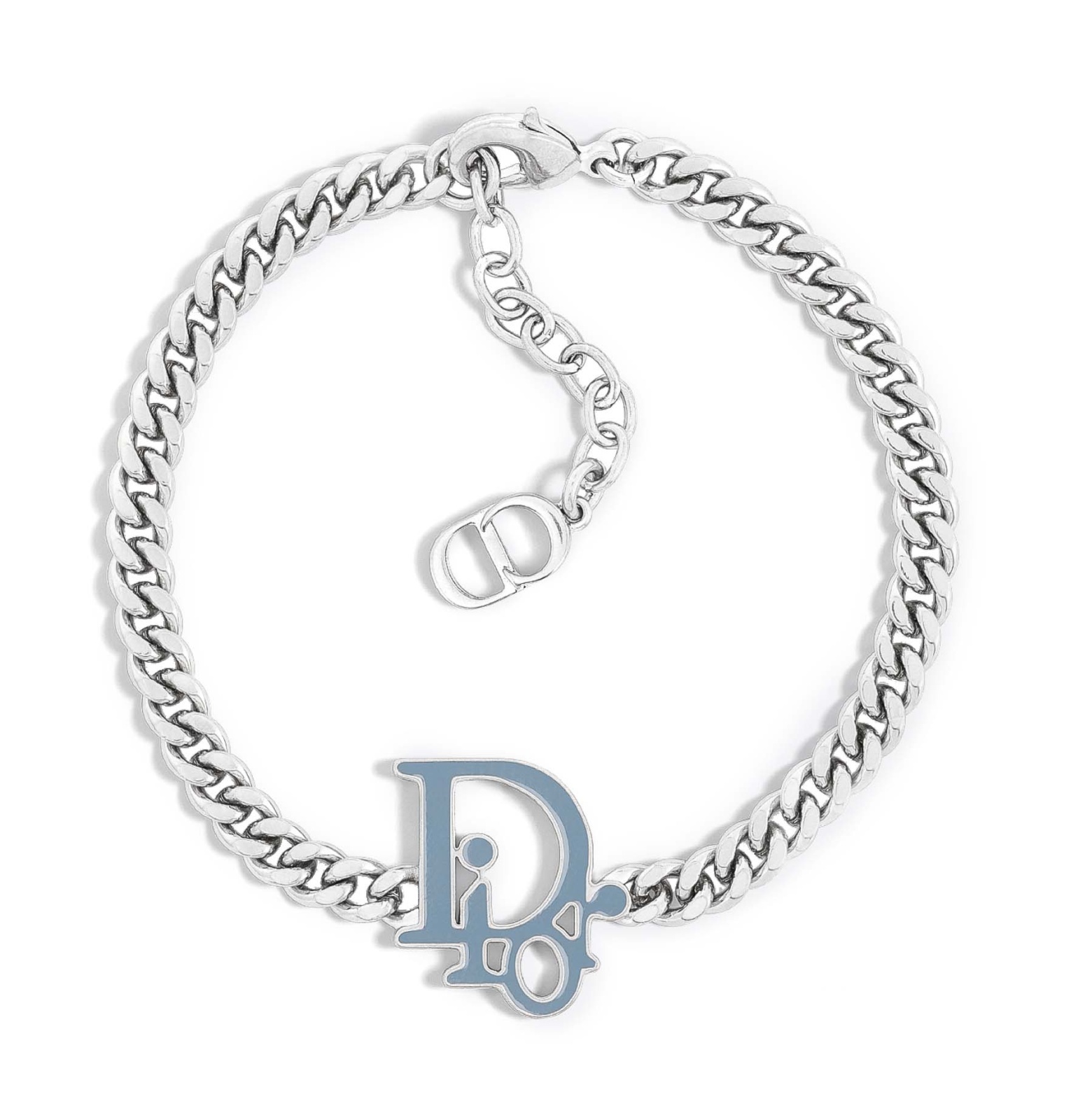 يعكس هذا السوار الفضي الفاخر أسلوب Dior العصري والحاسم والثابت، وهو يقوم على سلسلة من الحلقات المتماسكة، يزينه عند الوسط شعار العلامة، ويختتم بسلسلة خلفية تحمل توقيع CD
