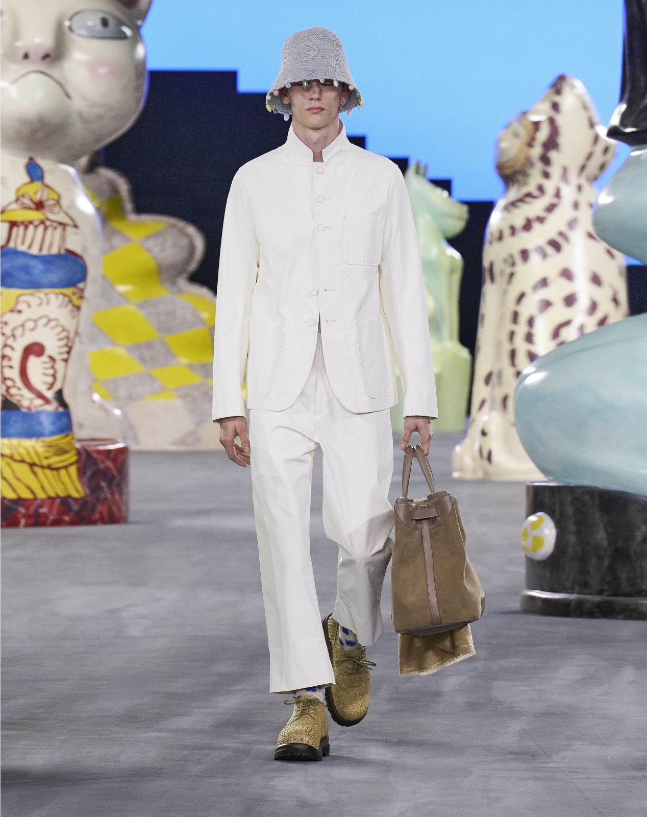 سحر الأبيض يكشف عن إطلالة أحادية من توقيع Dior يغلبها سروال مريح يصل إلى حدود الكاحل وسترة ضيقة بياقة مستقيمة